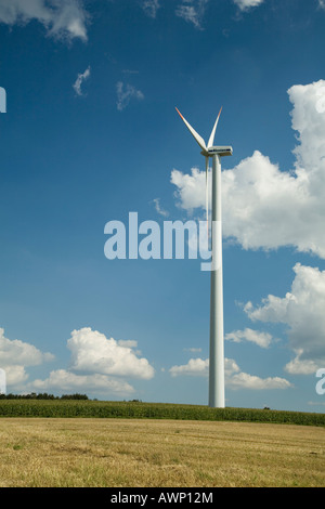 Windkraftanlage auf einem Feld Stockfoto