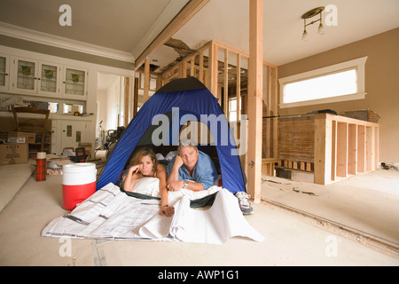 Paar in seinem unvollendeten Wohnzimmer camping Stockfoto