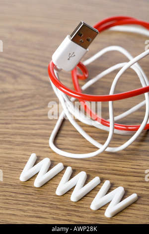 World Wide Web: USB-Kabel und Www-Schriftzug Stockfoto