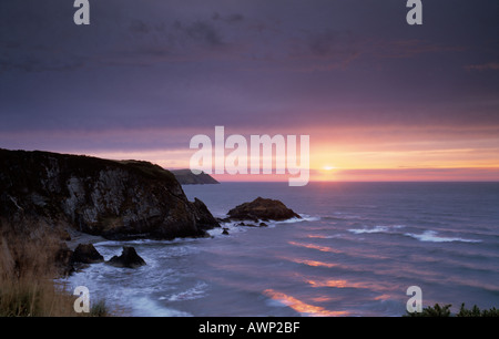Sonnenuntergang über dem Meer nach einem stürmischen windigen Tag an der Küste Pembrokshire Wales UK Europe Stockfoto