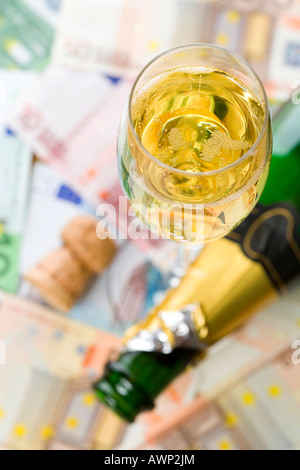 Glas und Flasche Sekt auf Euro-Scheine Stockfoto