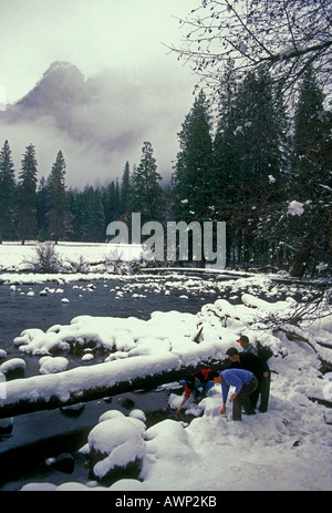 Winterlandschaft Merced River im Yosemite Valley im Yosemite National Park in den Sierra Nevada Bergen in Mariposa County California United States Stockfoto