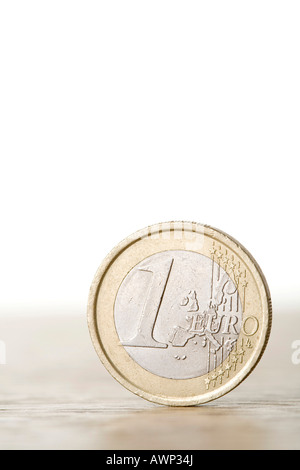 1-Euro-Münze auf einem Tisch Stockfoto