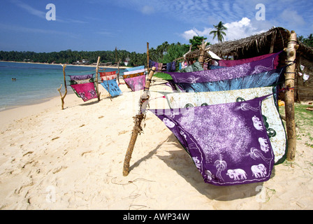 Sri Lanka Unawatuna Batik Textilien zum Verkauf am Strand Stockfoto