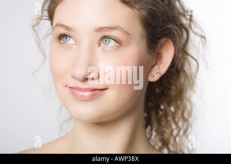 Lächelnde junge Frau mit lockigem Haar Stockfoto