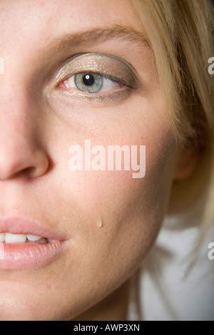 Junge Frau weinen, Tränen über ihr Gesicht Stockfoto