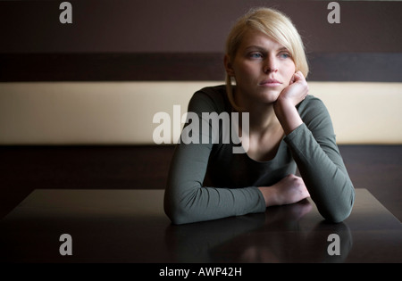 Blonde Frau, die traurig sitzt an einem Tisch in einer bar Stockfoto