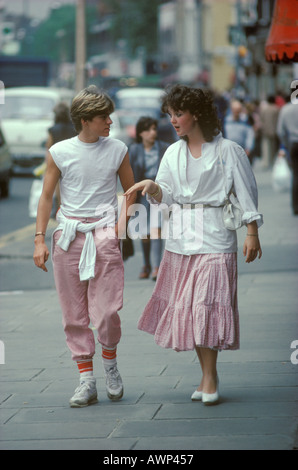 Ein junges Teenager-Paar in identischen Kleidern. Teenager in der Kings Road, Chelsea London England 1980er Jahre 1982 HOMER SYKES Stockfoto