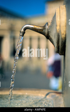 Wasser aus einer Quelle mit Peterskirche verschwommen im Hintergrund, Vatikan, Rom, Italien. Stockfoto