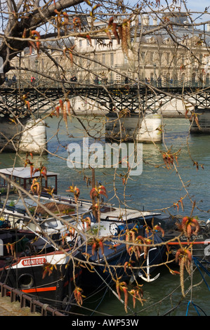 Frankreich Paris 6 Seine-Ufer in der Nähe von Pont des Arts mit Batobus auf den Fluss und den Louvre in Bkgd anzeigen Stockfoto