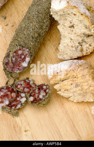 Sauccisson an Bord mit Brotmesser Sauccisson ummantelt Herbes de Provence und geschnitten, um Fleisch zu offenbaren Stockfoto