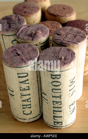 Gruppe von Korken aus roten Weinflaschen Nahaufnahme Wortlaut sichtbar Stockfoto