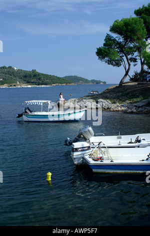 Skiathos Griechenland griechische Insel Sporaden Ägäis Pelion kleine Boote vor Anker in Ecke von Skiathos Hafen Stockfoto