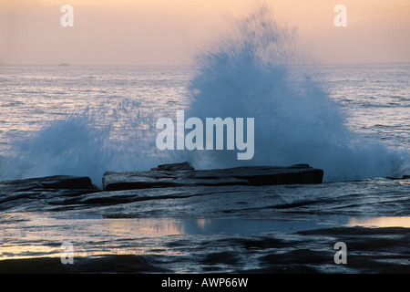 Wellen bei Sonnenaufgang in Bundjalung National Park, New-South.Wales, Australien, Ozeanien Stockfoto