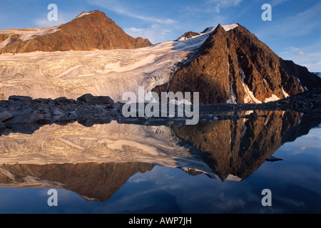 Mt. Schwarze Schneid spiegelt sich auf der Oberfläche ein Bergsee in den Ötztaler Alpen, Nord-Tirol, Österreich, Europa Stockfoto