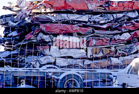 Stapel von zerquetschten Autos Stockfoto