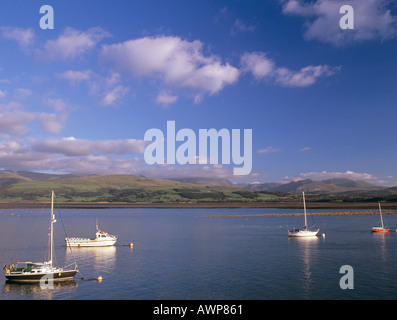 Ankern Boote auf Menai Strait und die Berge von Snowdonia-Nationalpark über Beaumaris Isle of Anglesey North Wales UK Stockfoto