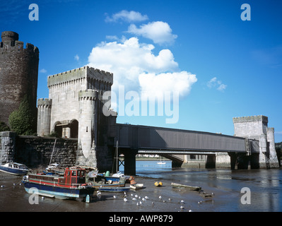 RÖHRENFÖRMIGE RAILWAY BRIDGE 1848 gebaut von Robert Stephenson über der Mündung des Flusses Afon Conwy. Conwy Nordwales UK Stockfoto