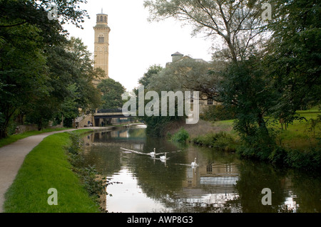 Leeds-Liverpool Kanal und Salts Mill in Saltaire Stockfoto