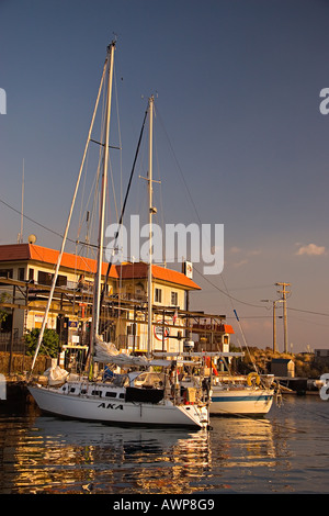 Die Charta-Rezeption im Kraftstoff Dock und Segelboote bei Sonnenuntergang, Honokohau Hafen, Kona, Big Island, Hawaii, USA, Pazifik Stockfoto