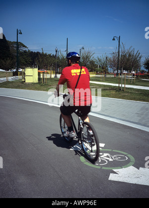 Radfahrer auf dem Mountainbike in der Nähe von Stanley Park auf einem der vielen markierten Radwege in der Stadt Vancouver British Columbia Kanada Stockfoto