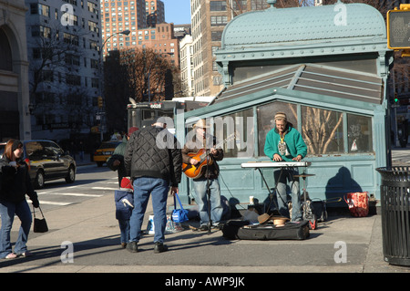 Straßenmusikanten führen auf Astor Place im East Village in New York City Stockfoto