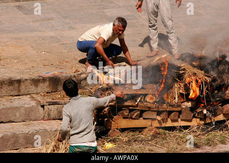 Feuerbestattung, Pashupatinath Ghats am Bagmati Fluss, Kathmandu, Nepal, Asien Stockfoto