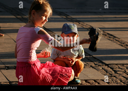 Kinder füttern Tauben in der Altstadt von Danzig, Polen, Europa Stockfoto