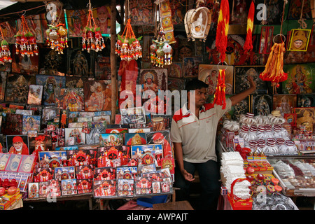 Anbieter verkaufen hinduistische Devotionalien Kalighat Kali Tempel in Kolkata, Westbengalen, Indien, Asien Stockfoto