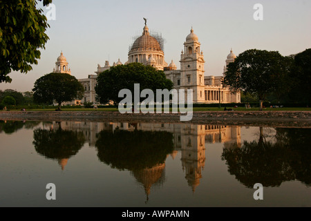 Der weiße Marmor Victoria Memorial mit seiner formalen Gärten und Wasserläufe, Kolkata, Westbengalen, Indien, Asien Stockfoto