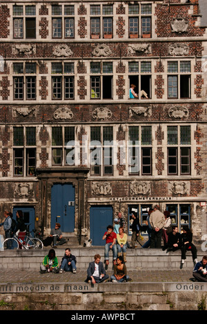 Touristen auf der Graslei, beherbergt Kanalseite Straße gesäumt von Gilde im alten Hafen von Gent, Belgien Stockfoto