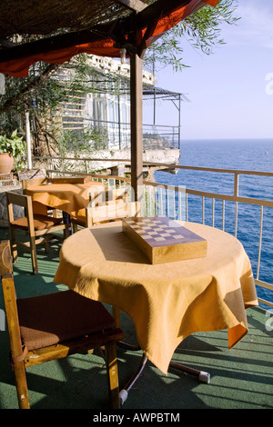 Restaurant-Terrasse mit Blick auf die türkische Riviera in Antalya, Türkei, Asien Stockfoto