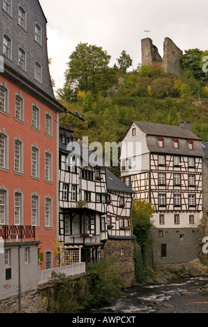 Rotes Haus und Fachwerk Häuser mit Monschau Burgruinen im Hintergrund, ein der Eifel Monschau, Aachen, Nordrhein-Westfalen, Stockfoto