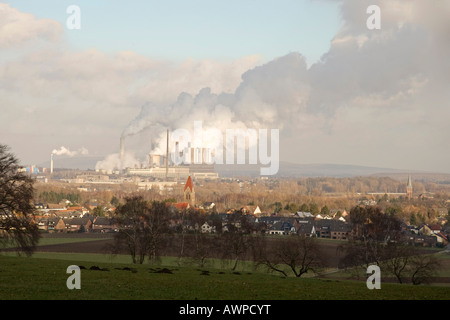 Blick auf Kohle-Kraftwerk Weisweiler und die Stadt Eschweiler von Mt. Donnerberg in der Nähe von Aachen, Nordrhein-Westfalen, Deutschland Stockfoto