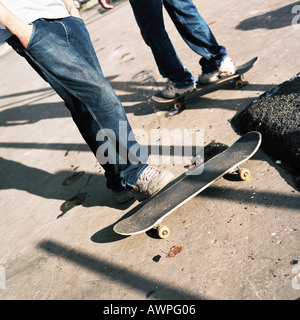 Zwei Personen mit Skateboards, niedrige Abschnitt Stockfoto