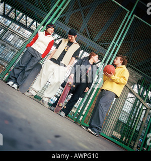 Junge Menschen mit Skateboards und basketball Stockfoto