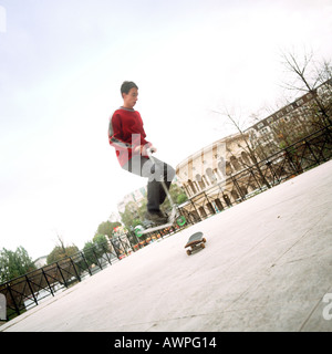 Junger Mann in der Luft mit Push scooter Stockfoto