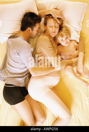 Mann, eine schwangere Frau und Kind im Bett liegend, erhöhten Blick Stockfoto