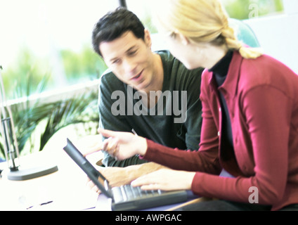 Geschäftsmann und Frau mit Laptop-computer Stockfoto