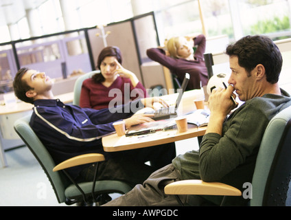 Menschen im Büro sitzen Stockfoto