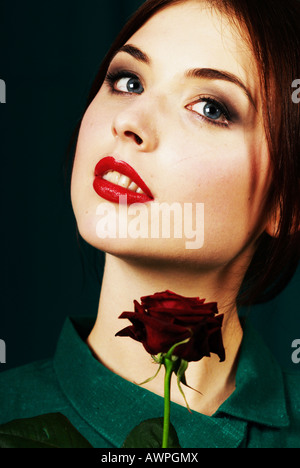 Junge Frau mit roter rose Stockfoto