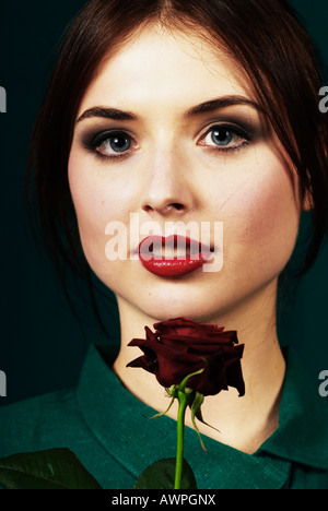 Junge Frau mit roter rose Stockfoto