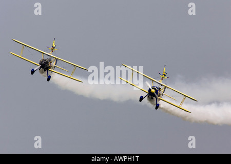 Ein paar von Boeing Stearman PT17 Doppeldecker anzeigen in Formation mit Flügel Wanderer auf den Kopf gestellt Stockfoto