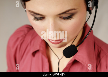 Junge Frau mit Kopfhörer Stockfoto