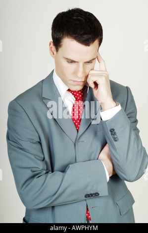 Junger Geschäftsmann tief in Gedanken Stockfoto