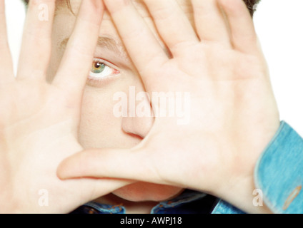 Teenager mit Händen vor Gesicht, Nahaufnahme Stockfoto