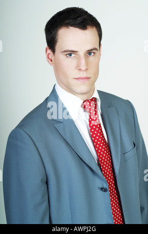 Junger Geschäftsmann in einer schweren pose Stockfoto