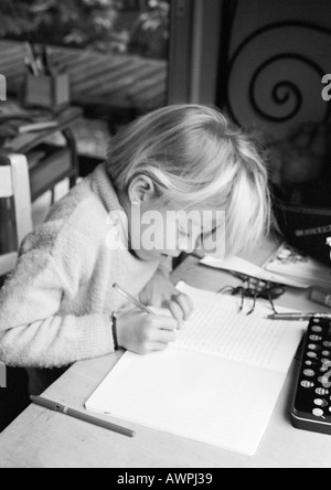 Mädchen sitzen am Schreibtisch, Notebook, b&w schriftlich Stockfoto