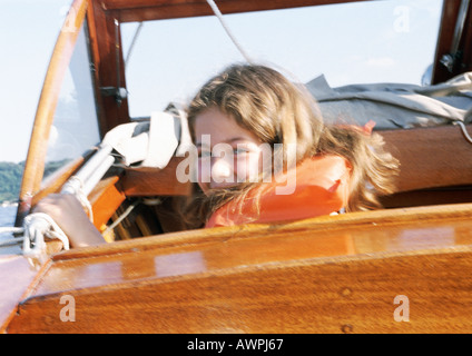 Mädchen auf einem Schnellboot, Blick in die Kamera Stockfoto