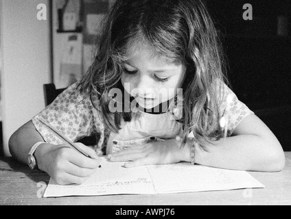 Mädchen schreiben in Notebook, Nahaufnahme, b&w Stockfoto